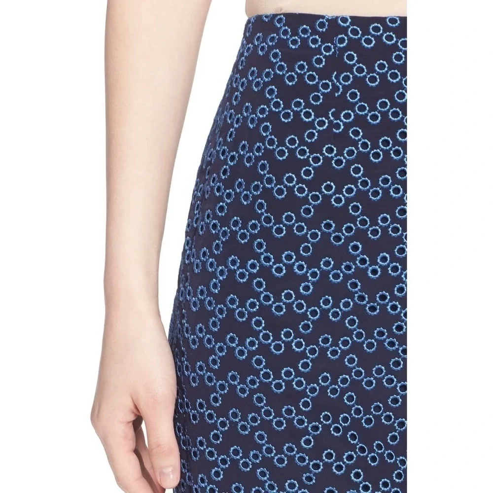 AKRIS PUNTO Eyelet Embroidered Blue Polyester Knee Length Pencil Skirt EUC Sz 8